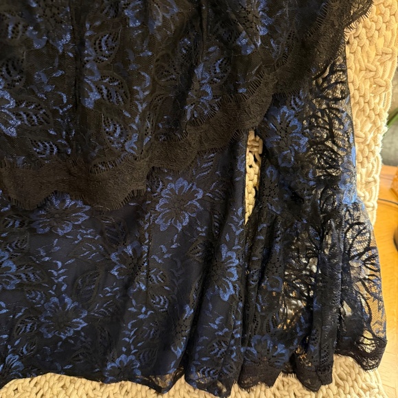Gently used one time, beautiful black and blue blouse, size 4, WHBM - Picture 3 of 4